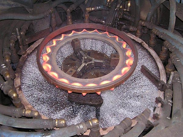 驅(qū)動(dòng)輪淬火現(xiàn)場